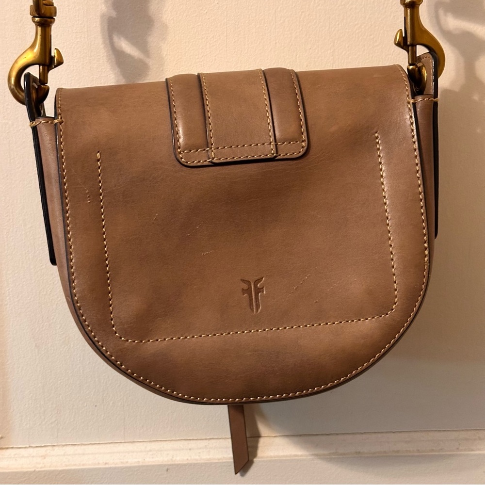 Frye Gray Taupe Leather Saddle Crossbody Bag with Gold Hardware - Picture 2 of 6
